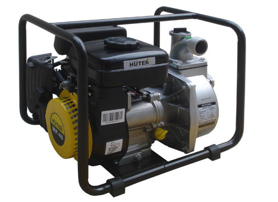 Мотопомпа Huter MP-40, водяной насос Бензиновая мотопомпа Huter MP-40 является малогабаритной переносной водяной помпой с бензиновым двигателем и предназначена для перекачки слабозагрязеннной воды с диаметром частиц до 3мм, с вертикальным напором до 30 м. Данный мотонасос имеет механический регулятор оборотов двигателя, керамический сальник помпы, а также, в отличие от моделей других производителей, не пластиковую, а металлическую крыльчатку помпы, что увеличивает срок ее службы.