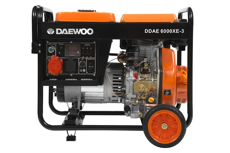 Генератор дизельный DAEWOO DDAE6000XE-3, 5.0/5.5 кВт 5.0/5.5 кВт, 230/400В, 418 см3, 10.0 л.с., 14л., 1х230В, 1х400В, 1х12В, 82кг., электрозапуск,  эл. дисплей, колеса